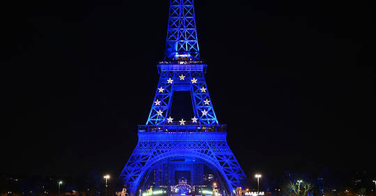 PARIS, FRANCE - JANUARY 01: The Eiffel Tower is illuminated in the color of the European Union flag to mark of France presidency of the EU in Paris, France on January 01, 2022 Antonio Borga / Anadolu Agency (Photo by Antonio Borga / ANADOLU AGENCY / Anadolu Agency via AFP)