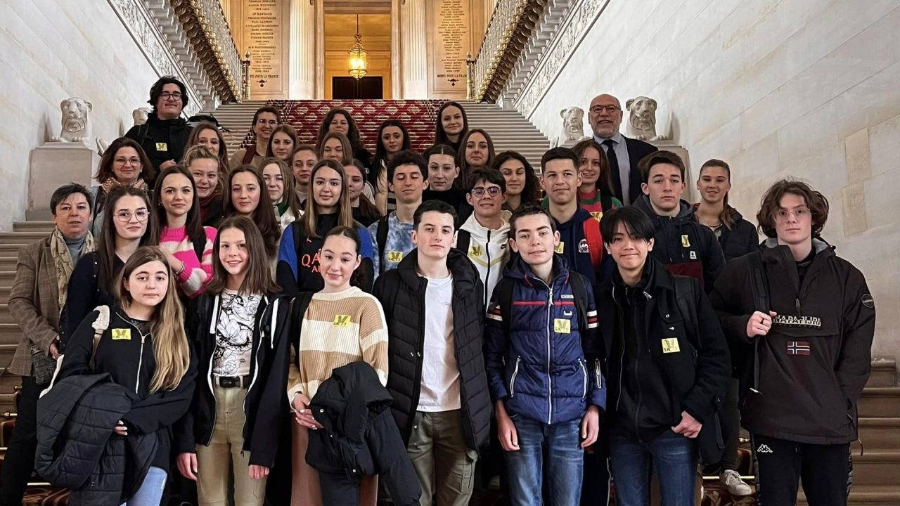 Accueil au Sénat d’un groupe de jeunes du collège Jeanne de la Treilhe à Aurillac
