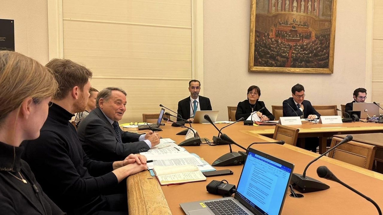 Retour sur une journée au Sénat : auditions, témoignages et séance.