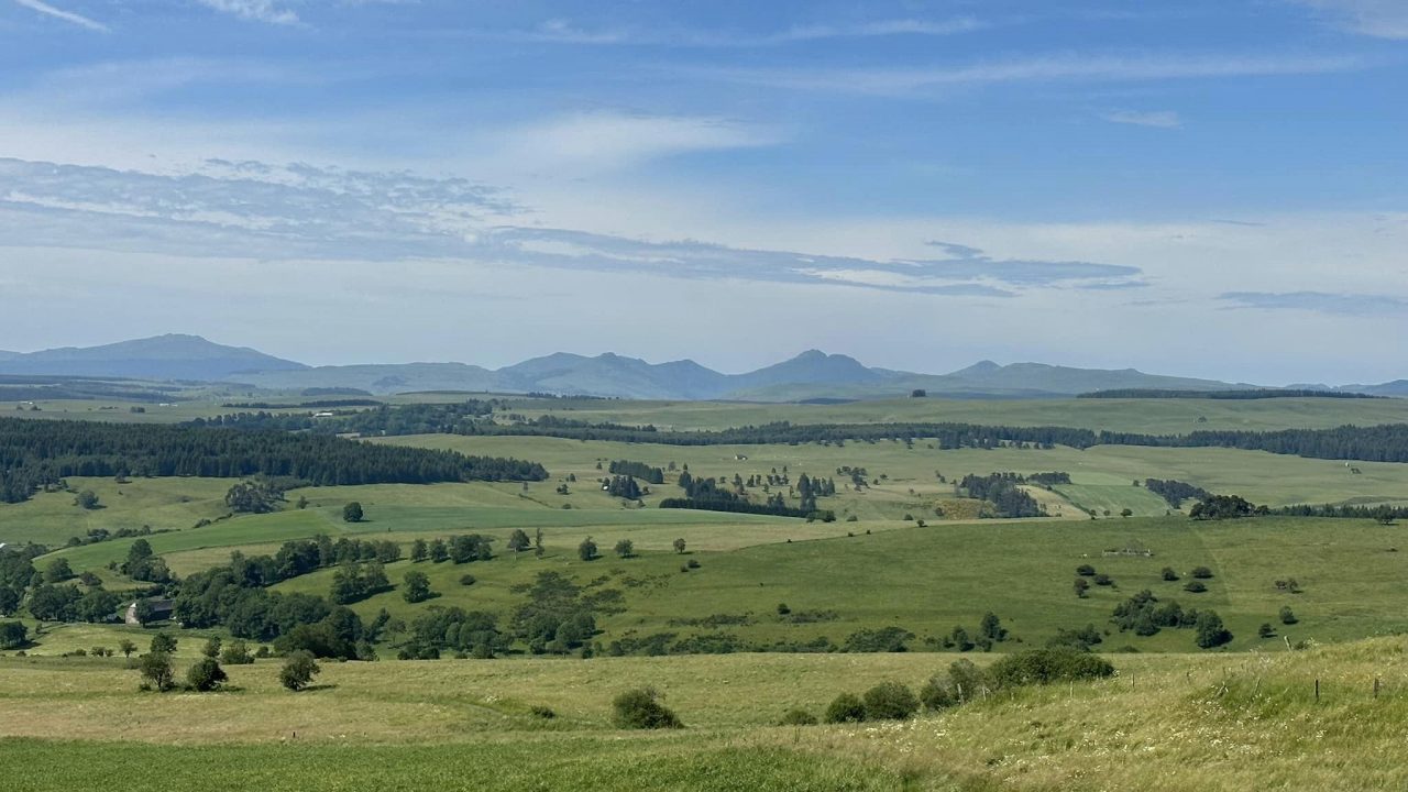Pradiers et Saint-Bonnet-de-Condat : Chemins du Cantal en Cézallier.