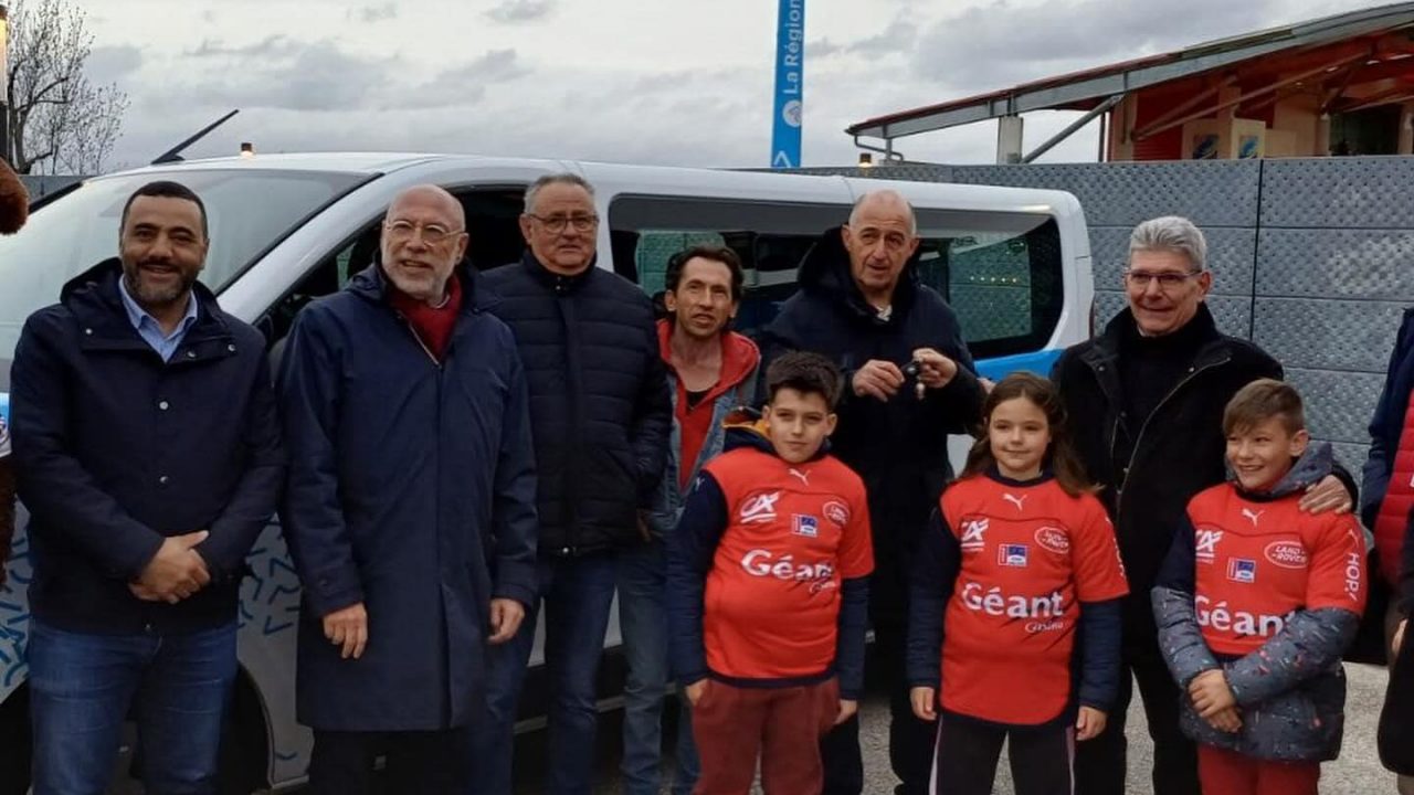 Remise d’un minibus régional à l’ecole de rugby du Stade Aurillacois.