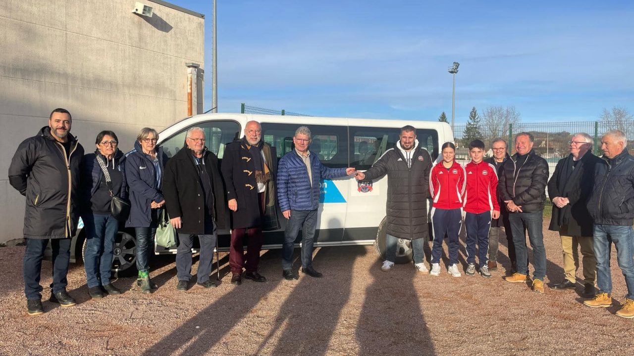 Remise d’un minibus régional à l’AFC : Aurillac Football Club