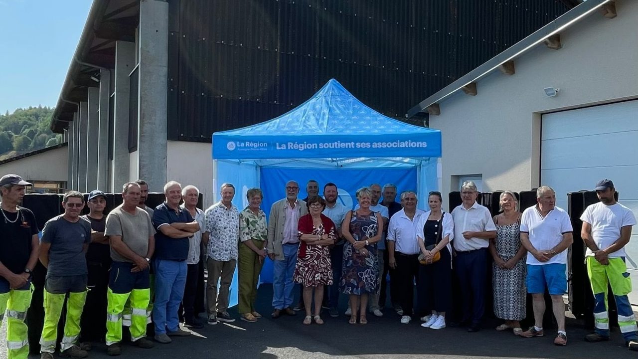 Remise des barnums Région aux 13 premières communes cantaliennes bénéficiaires