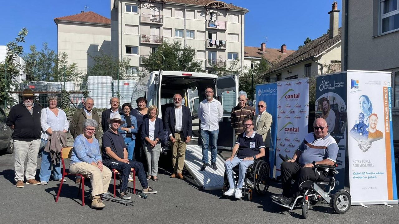 Inauguration du mini-bus pour les personnes à mobilité réduite acquis par la délégation cantalienne de l’APF France Handicap