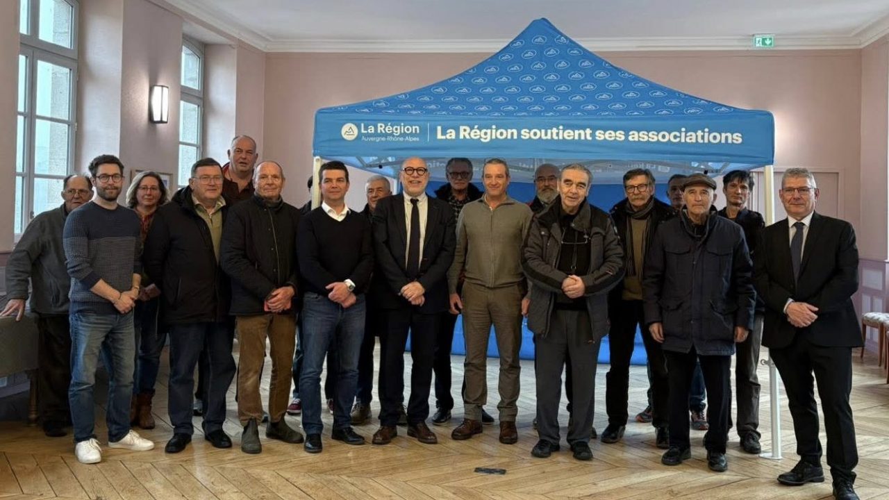 Remise des barnums régionaux à 18 communes cantaliennes pour leurs associations