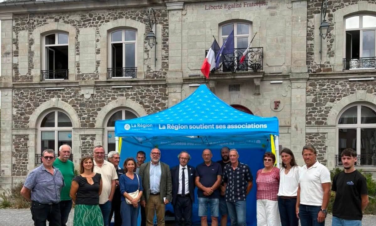 Remise de barnums régionaux aux communes du Cantal :…