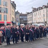 Des citoyens unis devant les mairies du Cantal....